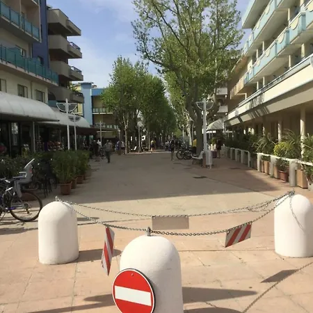 Viale Pedonale A Due Passi Dal Mare