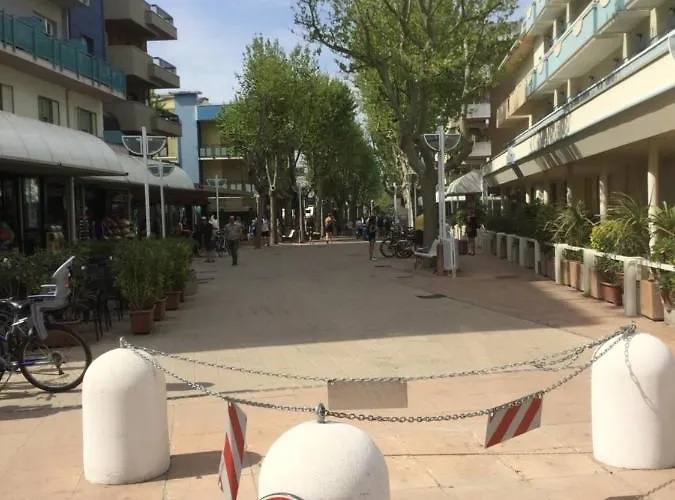 Viale Pedonale A Due Passi Dal Mare